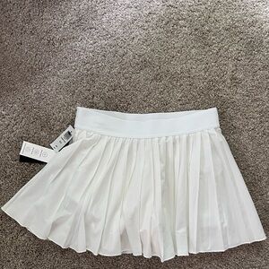 aritzia pleated white tennis skort. size medium